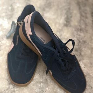 Reebok Women's Navy and Pink Low-Top Sneakers